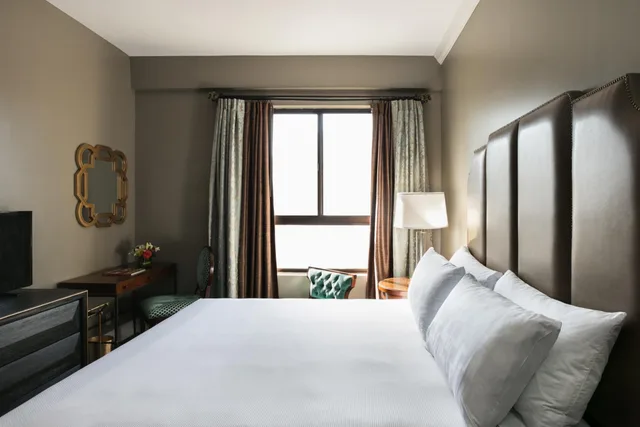 غرفة بسرير كوين بحوض استحمام لذوي الإعاقة، Bijou Hotel 8/10