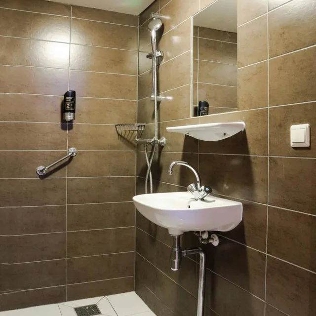 غرفة بسريرين منفصلين بحمام خاص، Hotel Mevlana 5/7