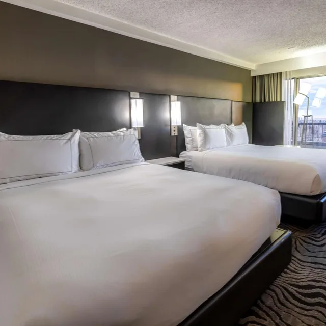 غرفة بسرير كينج وسريرين كوين، DoubleTree by Hilton Calgary North 3/5