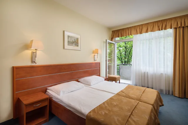 غرفة سوبيريور ثلاثية بسرير مزدوج بشرفة، Benczur Hotel 1/10