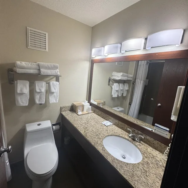 غرفة قياسية بسرير كوين بحوض استحمام، Quality Inn & Suites Green Bay - Ashwaubenon 2/2