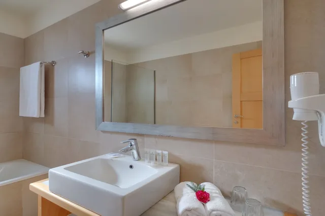 جناح بسريرين منفصلين بإطلالة على البحر مع أريكة بمسبح خاص، Miramare Resort & Spa 6/6