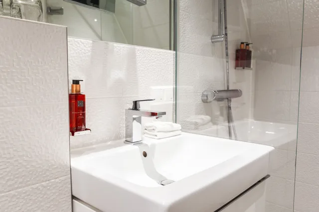 غرفة قياسية بسريرين منفصلين بإطلالة على القناة، HAMPSHIRE BOUTIQUE HOTEL SEBASTIANS 5/6