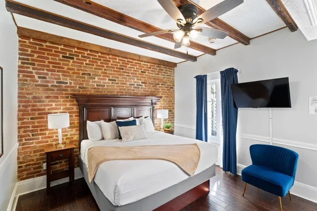 Standard, King Bed, Hotel St Pierre French Quarter 2/2
