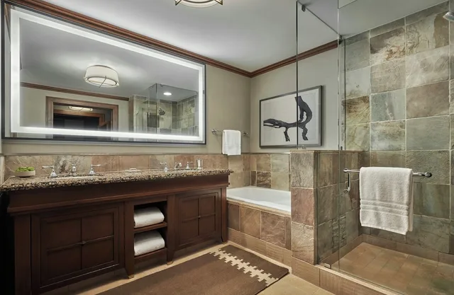 جناح ديلوكس تنفيذي بسرير كينج مع أريكة، Four Seasons Resort Whistler 3/4