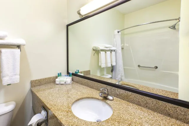 جناح بسرير كينج، Country Inn & Suites by Radisson, Benton Harbor-St. Joseph, MI 2/3