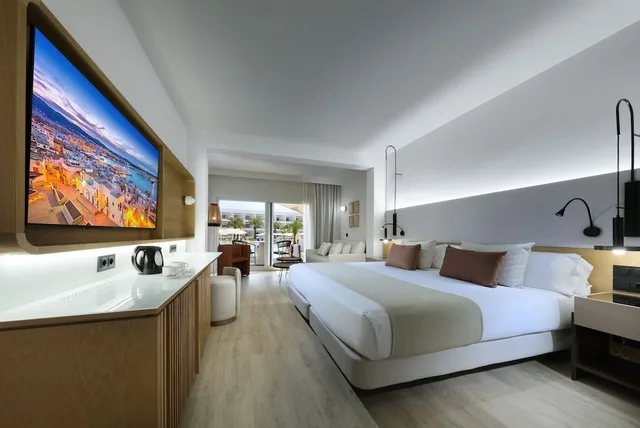 Superior, King Bed, Pool Side، GRAND PALLADIUM PALACE IBIZA RESORT 3/7