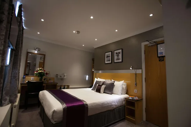 Suite, Twin Beds, Queen Bed, Kitchen, Separate Building، Best Western Victoria Palace 2/2