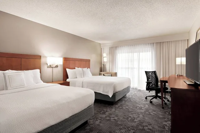 غرفة بسريرين كوين مع أريكة، Courtyard Tulsa Central 1/2