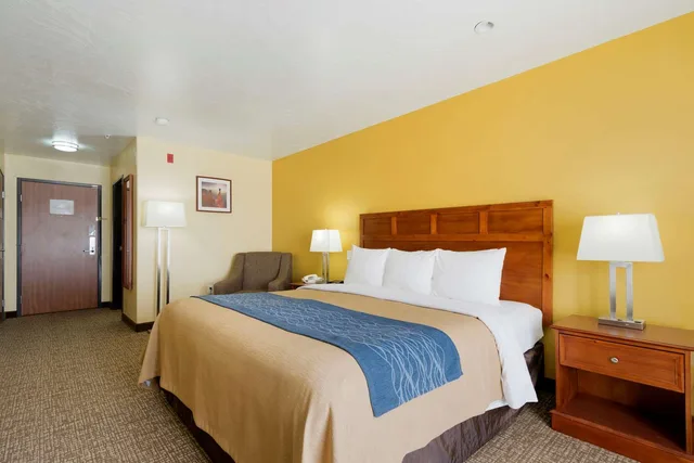 غرفة بسرير كينج، Comfort Inn & Suites Cedar City South, UT 2/3