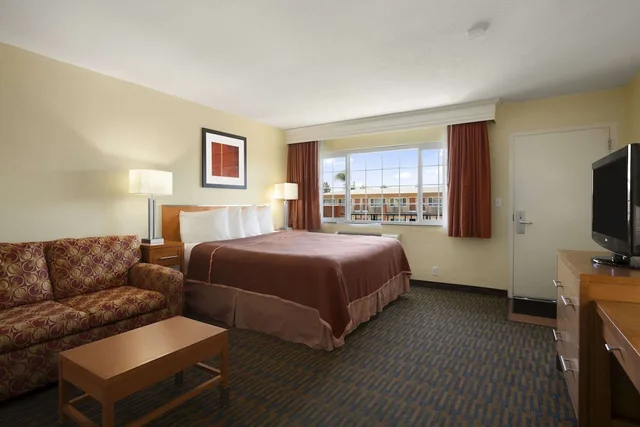 غرفة بزنس بسرير كينج مع أريكة، Howard Johnson By Wyndham San Diego Sea World 3/8