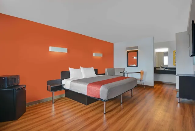 1 Full Bed - ADA/RI Shower/Suite، Motel6 Cutler Bay, FL - Miami 2/7