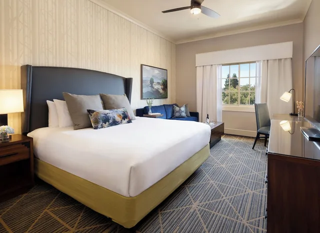 Room, King Bed, Village View، River Terrace Inn 1/11