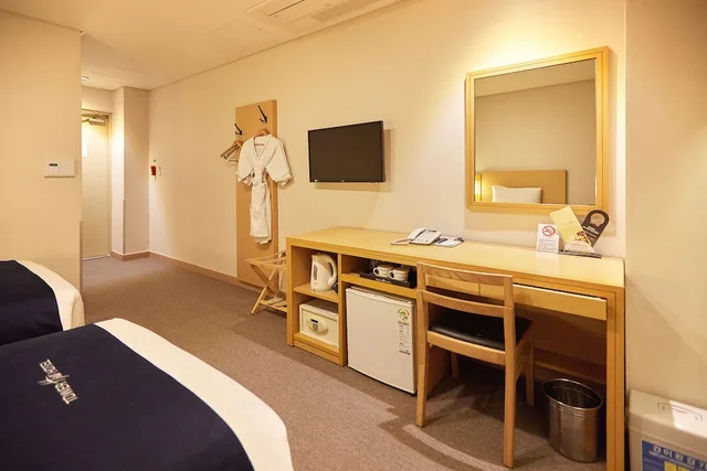 Inner, Twin Beds, No Window، Tower Hill Hotel 2/4