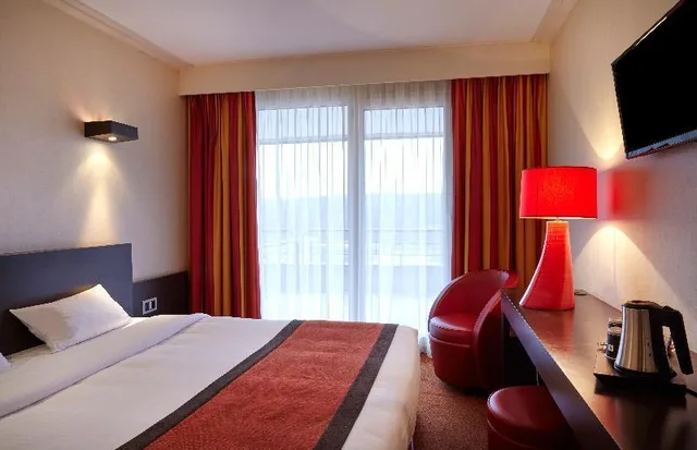 غرفة بسريرين مزدوجين بإطلالة، Hotel Et Spa Du Beryl 1/1
