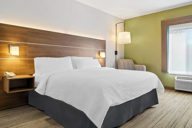 غرفة قياسية بسرير كوين، Holiday Inn Express Hotel And Suites Marion 1/4