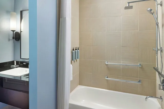 Suite, Queen Bed, Accessible, Courtyard By Marriott New Orleans French Quarter/Iberville 2/5