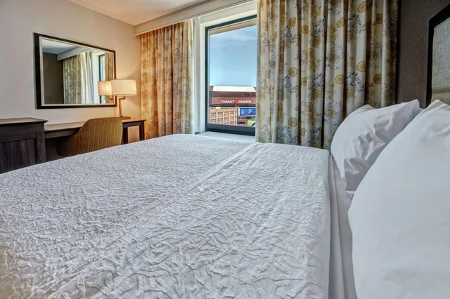 غرفة بريميوم بسرير مزدوج، Hampton Inn and Suites Minneapolis Downtown 1/3