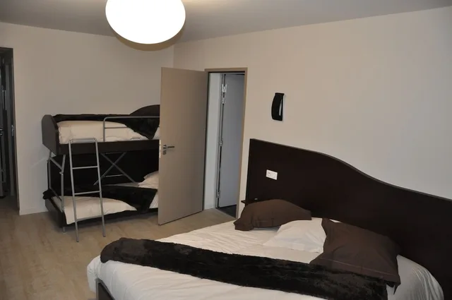 غرفة رباعية بسرير مزدوج وسرير بطابقين، INTERHOTEL HOTEL DES ARTS 2/5