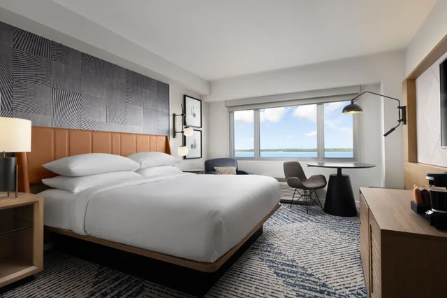 غرفة ديلوكس بسرير كينج، Sheraton Erie Bayfront Hotel 1/7