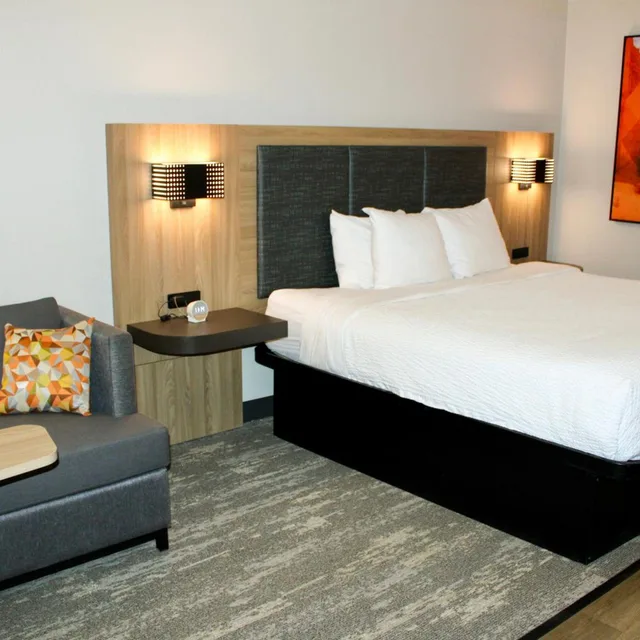 غرفة بسرير كينج بحوض استحمام لذوي الإعاقة، The Cairn Hotel 3/4