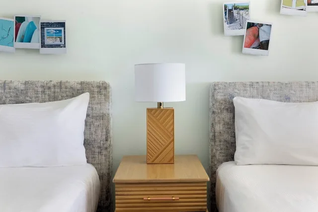 غرفة بسرير كوين وسرير كوين بإطلالة على المسبح، Riviera Beach Resort 1/3