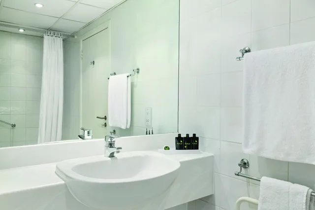 جناح بسرير مزدوج، Ramada Hotel & Suites by Wyndham Coventry 3/3