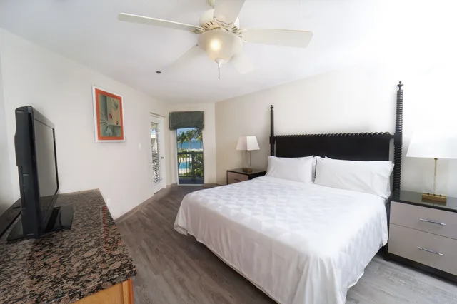 جناح بسرير كينج بإطلالة على البحر بغرفة نوم واحدة مع أريكة، The Grand Caymanian Resort 1/9