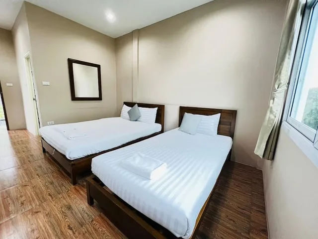 غرفة ديلوكس ثلاثية بسرير كوين وسرير فردي بإطلالة على الحديقة، Baan Suan Khun Yaiy Nakhon Nayok 3/9