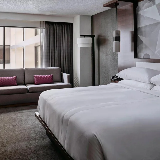 غرفة بسرير كينج مع أريكة بحوض استحمام لذوي الإعاقة، Marriott East Lansing At University Place 2/10