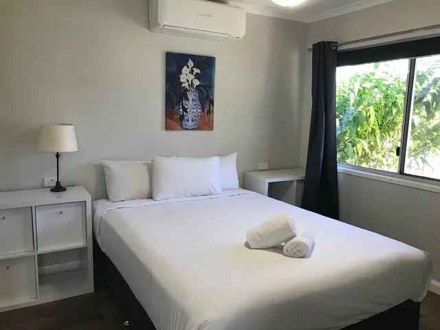 فيلا ديلوكس بسرير كوين وسريرين منفصلين بغرفتي نوم، Bush Village Budget Cabins 2/3
