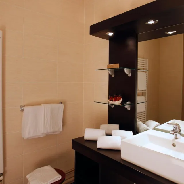 غرفة ثلاثية، HOTEL DES REMPARTS 7/7