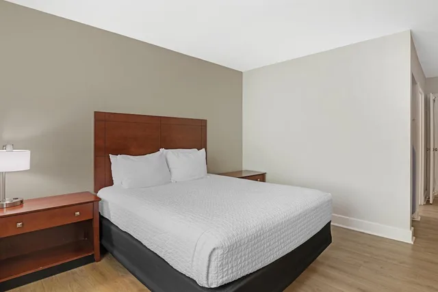 جناح بسرير كوين مع أريكة لذوي الإعاقة، Best Western Plus Brunswick Bath 1/8