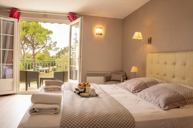 غرفة سوبيريور ثلاثية بسرير كوين وسرير فردي، HOTEL DES GRANGES 2/10