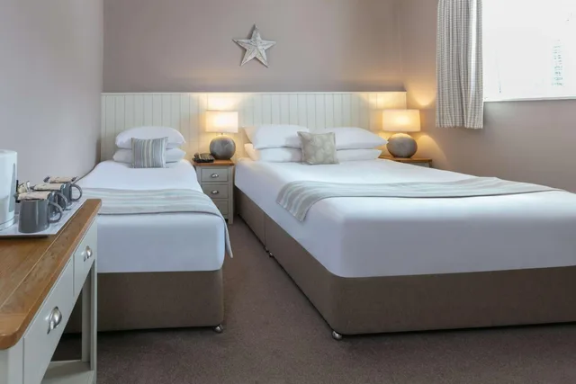 غرفة عائلية بسرير مزدوج وسريرين منفصلين، George Hotel, BW Signature Collection 4/8
