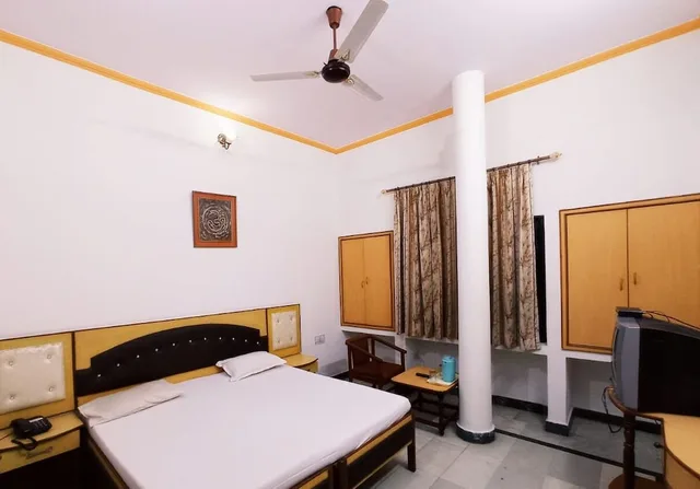 Standard, King Bed, TAJ PLAZA HOTEL 7/10