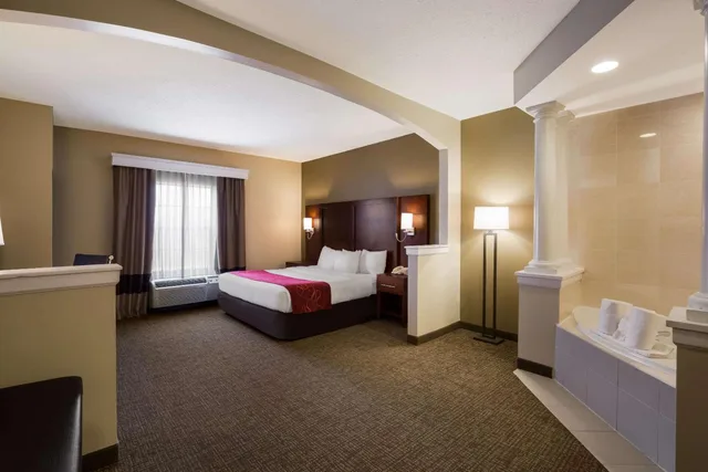 Suite, King Bed, Hot Tub, Comfort Suites Near University 9/10