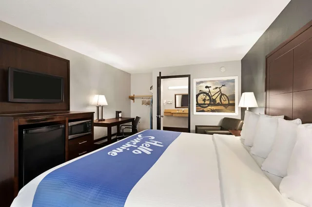 Room, King Bed, Smoking, Days Inn By Wyndham Rock Hill 2/5