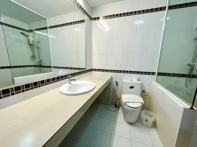 غرفة غراند ديلوكس بسرير كوين وسرير فردي بشرفة، Hotel La Villa Khon Kaen 4/4