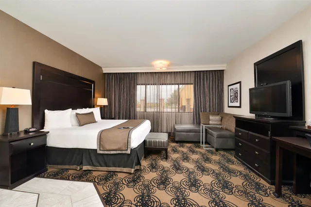 غرفة قياسية بسرير كينج بحوض جاكوزي، Best Western Plus Midwest Inn 1/6
