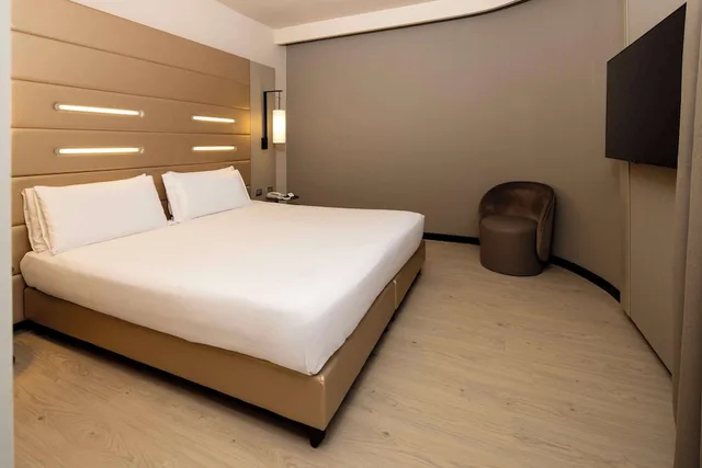 غرفة قياسية بسرير كينج وسريرين منفصلين للمدخنين، Best Western Plus Tower Hotel Bologna 2/10