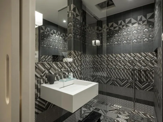 Secret, Yndo Hotel 2/3