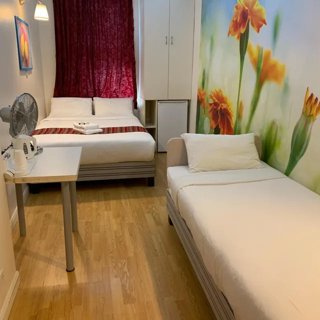 غرفة ثلاثية بحمام خاص، Barking Hotel 2/2
