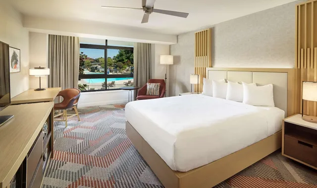 غرفة بسرير كينج بإطلالة على المسبح بشرفة، Hyatt Regency Monterey Hotel and Spa on Del Monte Golf Course 3/7
