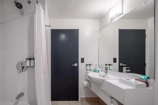 غرفة بسرير مزدوج بشرفة، Heartland Hotel Auckland Airport 8/10