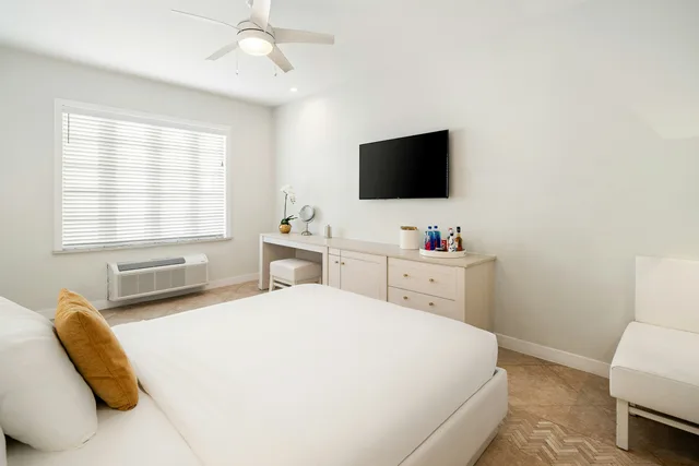 Queen Bed, Cardozo South Beach 3/5