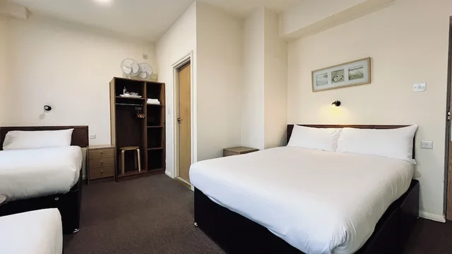 غرفة رباعية بسرير مزدوج وسريرين منفصلين، Arriva Hotel 2/10