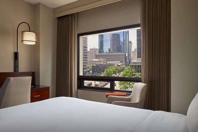 Guest Room, Queen Bed, City View, Hilton Denver City Center 2/3