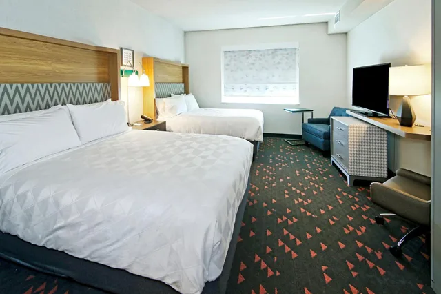 غرفة قياسية بسرير كينج وسريرين كوين، Holiday Inn & Suites Calgary Airport North 3/10