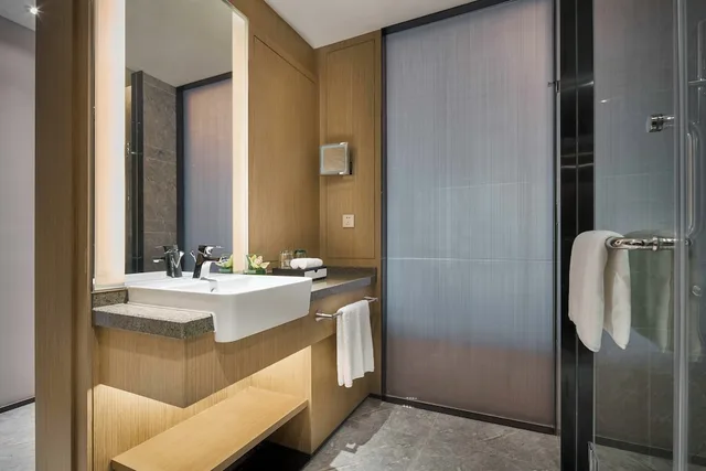 غرفة ديلوكس بسرير كينج، THE QUBE HOTEL SHANGHAI HONGQIAO 3/4